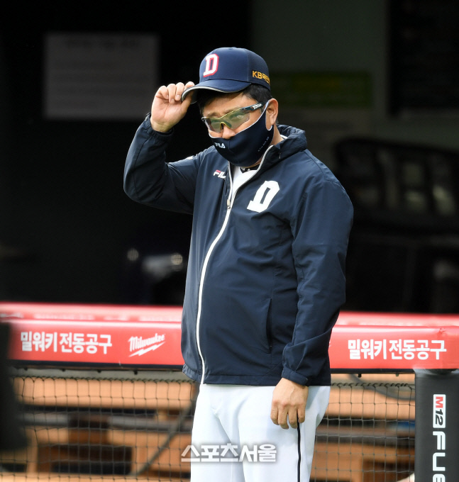 [포토] 김태형 감독 \'오늘은 일찍 끝냅시다\'