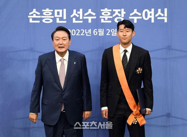 [포토]윤석열 대통령으로부터 훈장 수여받은 손흥민