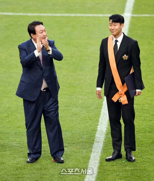 [포토]손흥민에게 박수 보내는 윤석열 대통령