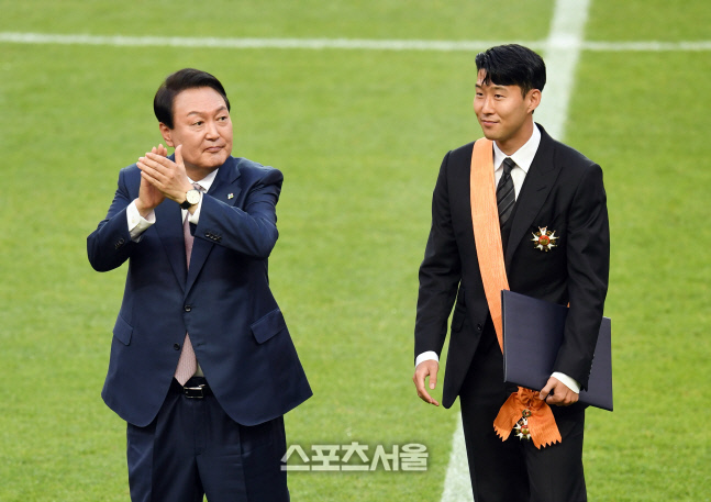 [포토]윤석열 대통령, 손흥민에게 박수를!