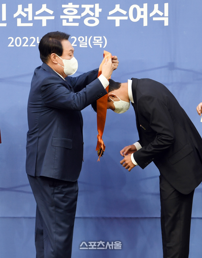 [포토]윤석열 대통령, 손흥민에게 체육훈장 청룡장 수여