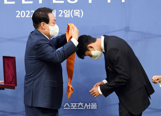 [포토]손흥민에게 훈작 직접 수여하는 윤석열 대통령