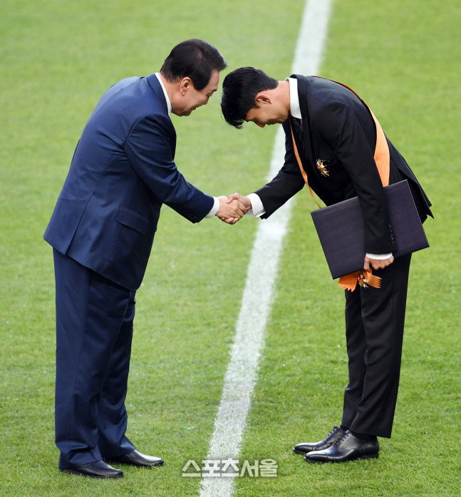 [포토]손흥민과 악수 나누는 윤석열 대통령