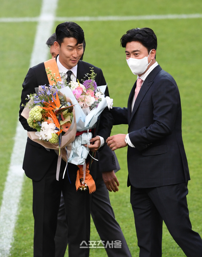 [포토]손흥민 축하하는 안정환