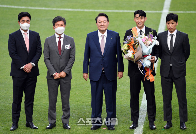 [포토]손흥민, 안정환-박지성의 축하 속에...