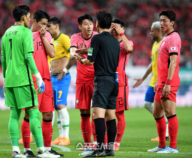 [포토] PK 선언에 항의하는 손흥민