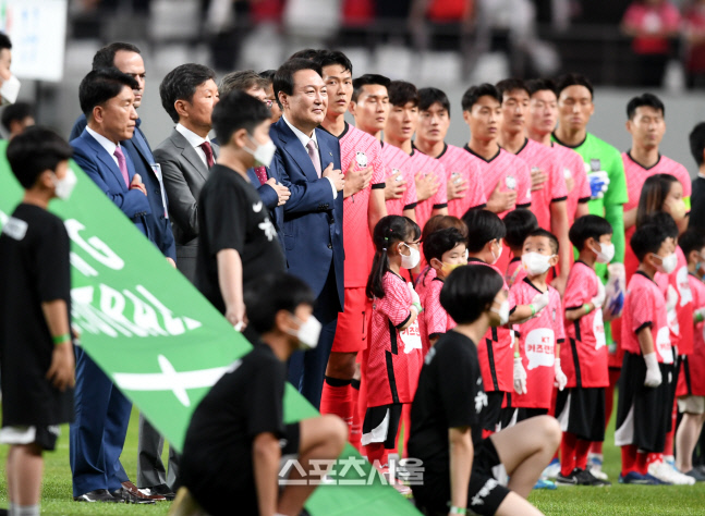[포토] 국기에 대한 경례하는 윤석열 대통령