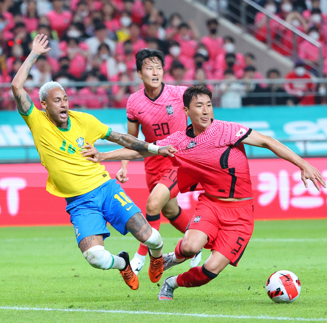 정우영 수비에 넘어지는 네이마르