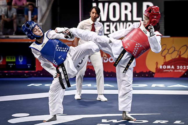 심재영(오른쪽)과 아드리아나 세레조 이글레시아스의 준결승전