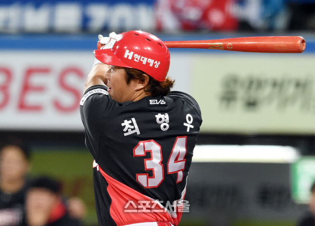 [포토]멀티 히트 KIA 최형우, 이번엔 2루타