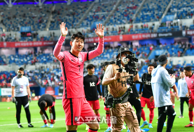 '센추리 클럽' 가입에도 동료와 팬 먼저…손흥민, 이런 주장 또 없습니다