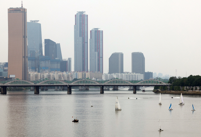 [내일날씨] 흐린 하늘... 남부 곳곳 소나기, 낮최고 26도