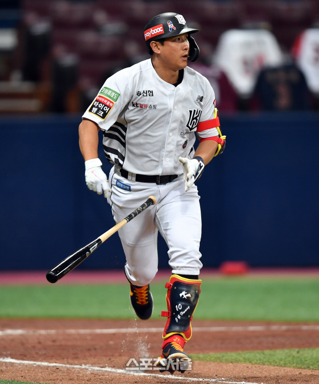 4회초 선두타자 안타 출루하는 황재균[포토]