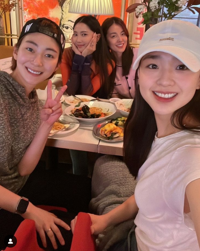 8월의 신부 손연재, 결혼선배 김성은→왕지원과 화기애애[★SNS] 