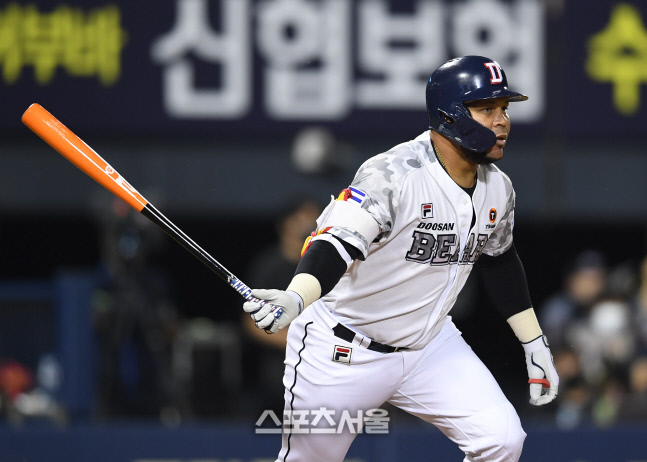 [포토]두산 페르난데스, 한화 이민우 상대 1타점 적시타
