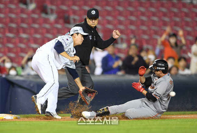 [포토]송구에 맞는 한화 이도윤