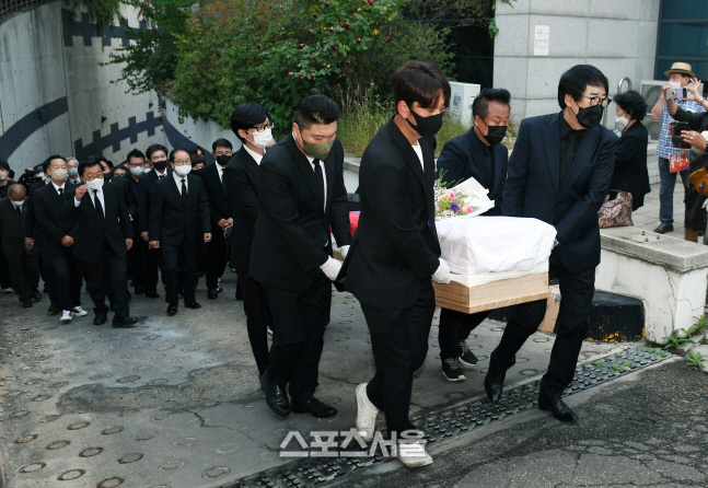 [포토]故 송해 발인, 운구 함께하는 유재석-강호동-양상국-최양락