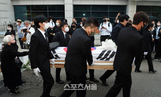 [포토]故 송해 발인, 운구 함께 하는 유재석-강호동