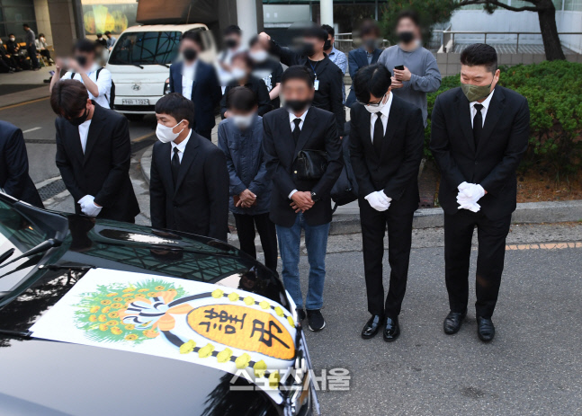 [포토]묵념으로 故 송해 선생님 보내는 개그맨들