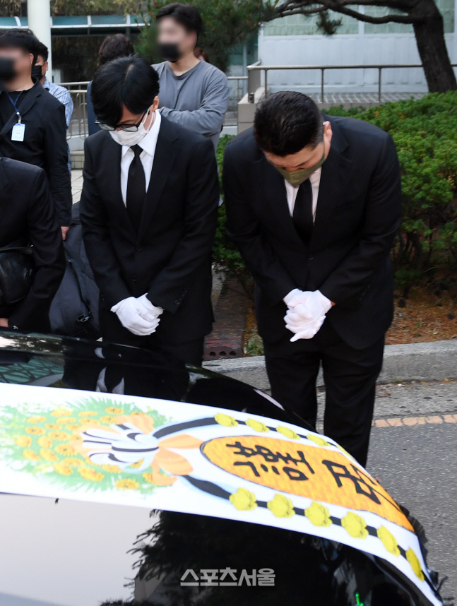 [포토]유재석-강호동, 나란히 묵념
