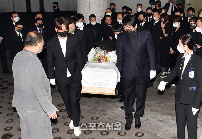 [포토]故 송해 발인, 개그맨들의 운구 받으며...