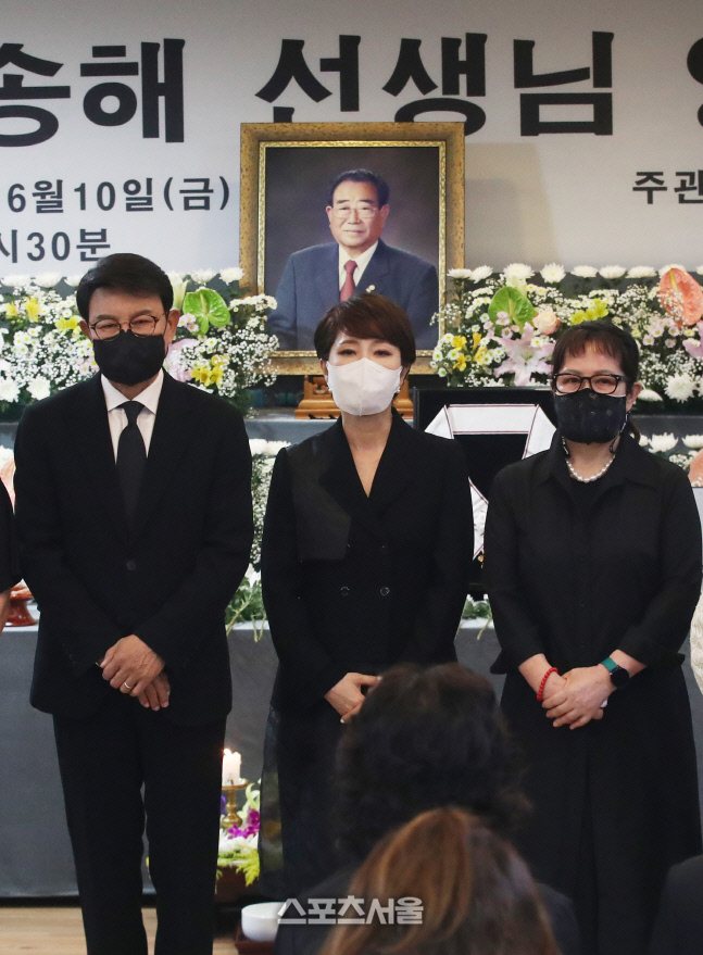 [포토]故 송해 영결식 참석한 설운도·문희옥·이