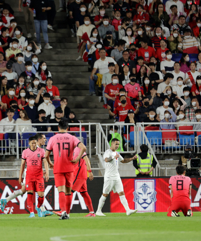두번째 골 허용하는 대한민국