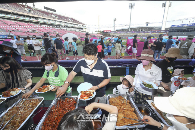 KT 키즈랜드, 야구장 그라운드 캠핑 성료···'KT고객 60가족 초청'