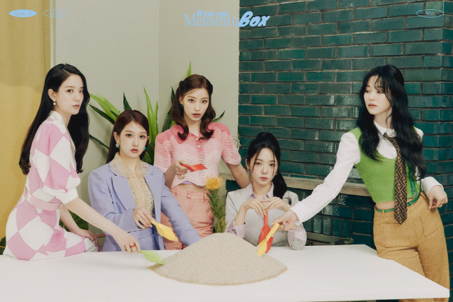 '비주얼 그룹' 프로미스나인,미니 5집 오피셜 포토 공개…서머퀸 매력 가득