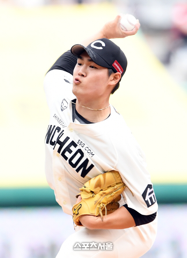 [포토]데뷔 첫 선발 마운드에 오른 SSG 전영준