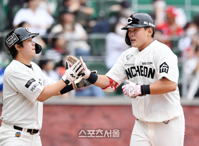[포토]데뷔 첫 홈런 SSG 전의산, 최정과 하이파이브!