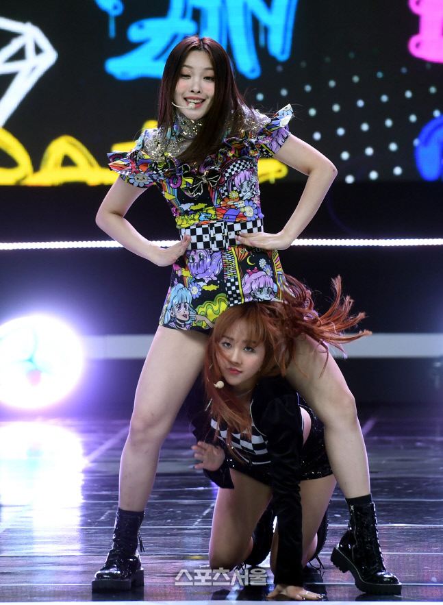 [포토] 버가부 은채 \'레이니 다리 사이로\'