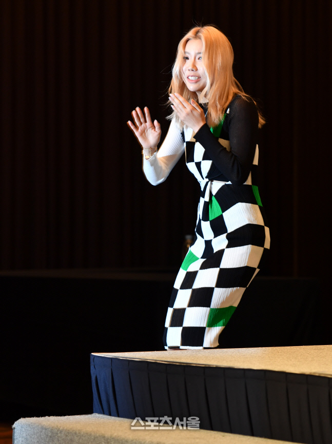 '에덴'제작발표회 MC 시미즈, 입장하다 구두가 벗겨져 당황[포토]