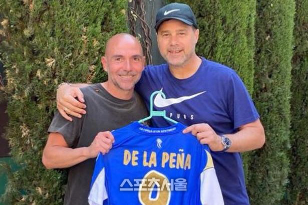 짠한 토트넘 사랑…'PSG와 결별 임박' 포체티노, 토트넘 티셔츠 입고 등장