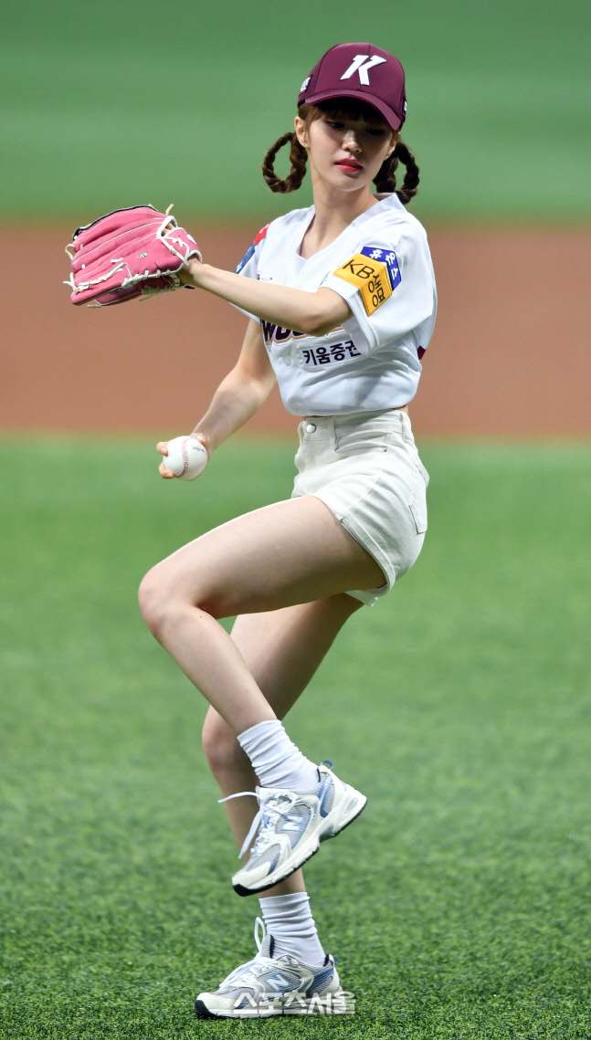 '와인드업' 시구하는 나나[포토]