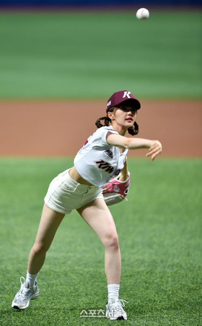 두산-키움전 시구하는 나나[포토]