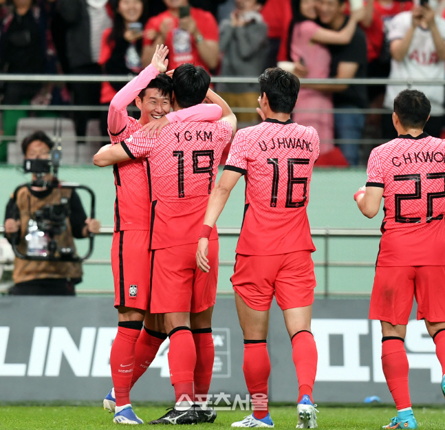 [포토] 손흥민 \'잘했어\'