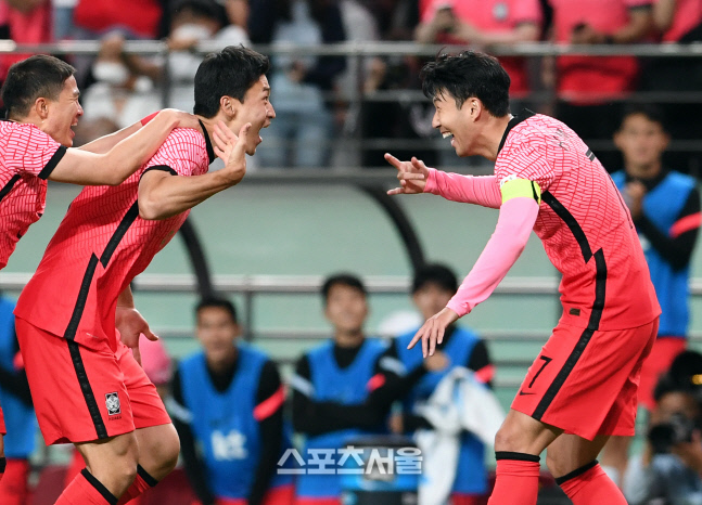 [포토]조규성, 세 번째 골 넣고 손흥민과...