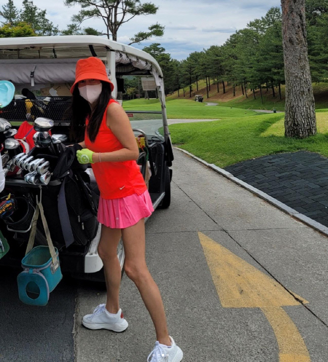 황신혜, 너무 마른 '앙상한 다리'..60세에도 과감한 골프 패션[★SNS]
