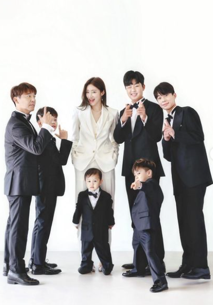 '♥임창정' 서하얀, 육부자와 함께 찍은 가족사진 공개 "훌쩍 자란 아이들 고마워"[★SNS]