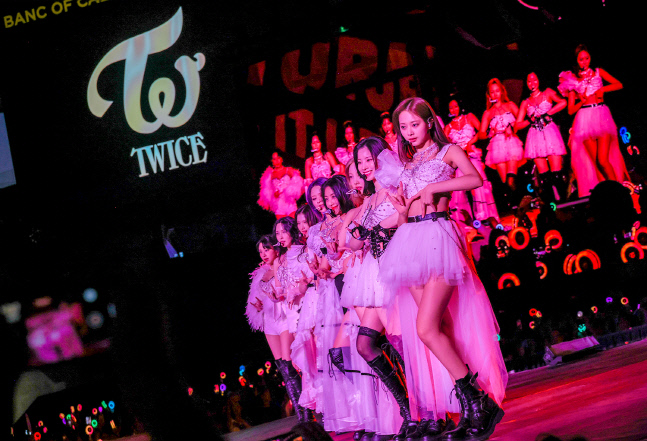 트와이스_LA 앙코르 콘서트_단체 (3)