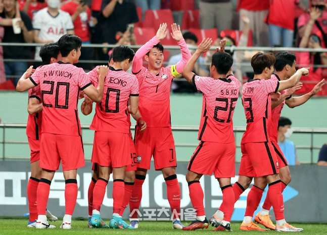 손흥민 \'모두 잘했어\'