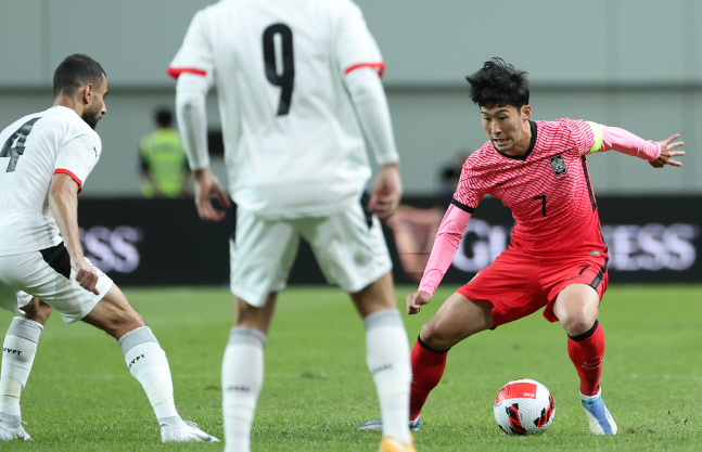 드리블하는 손흥민