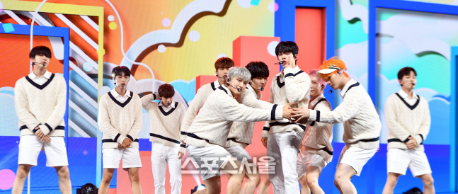 \'청량미 앞세운\' 오메가엑스, 첫 정규앨범 \'낙서\'[포토]