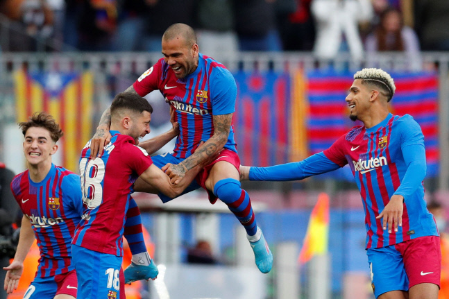 39세 다니 알베스 "황금 이야기 썼다"...FC바르셀로나와 결별 선언