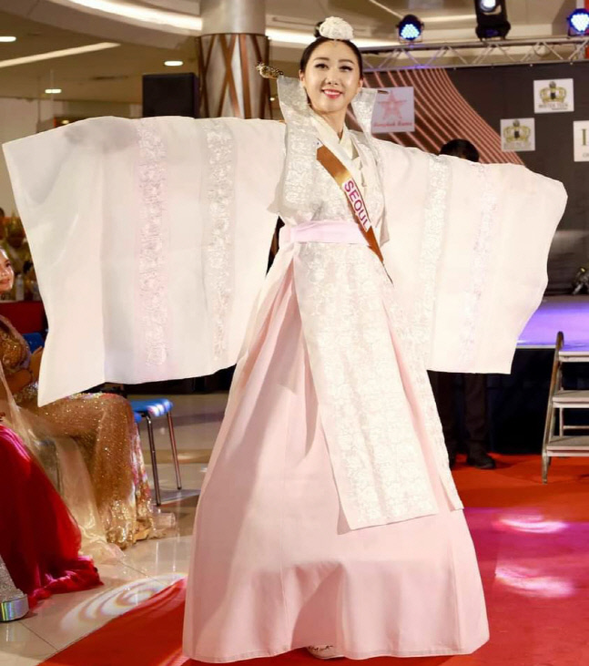 한복미녀 마리아, 한복의 아름다움으로 '미스 틴 인터내셔널' 여왕이 됐죠! [포토]