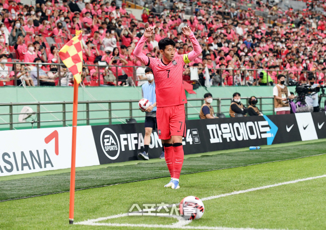 [포토]코너킥 차는 손흥민, 두 팔 번쩍!