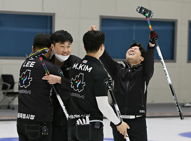 서울시청·춘천시청, 남녀 컬링 국가대표 태극마크 달았다