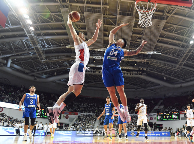 [포토]라모스 상대로 인 유어 페이스 덩크 시도하는 여준석