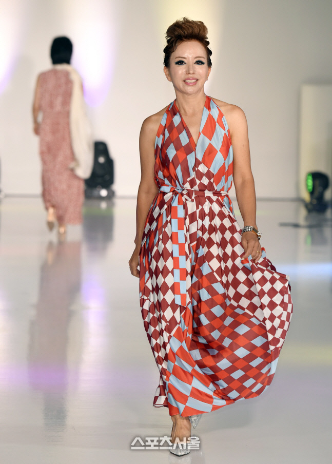 ‘시니어모델계의 황신혜’ 채미화, 명지대 ‘2022 SS 패션쇼’에서 화려한 자태 뽐내 [이주상의 e파인더]